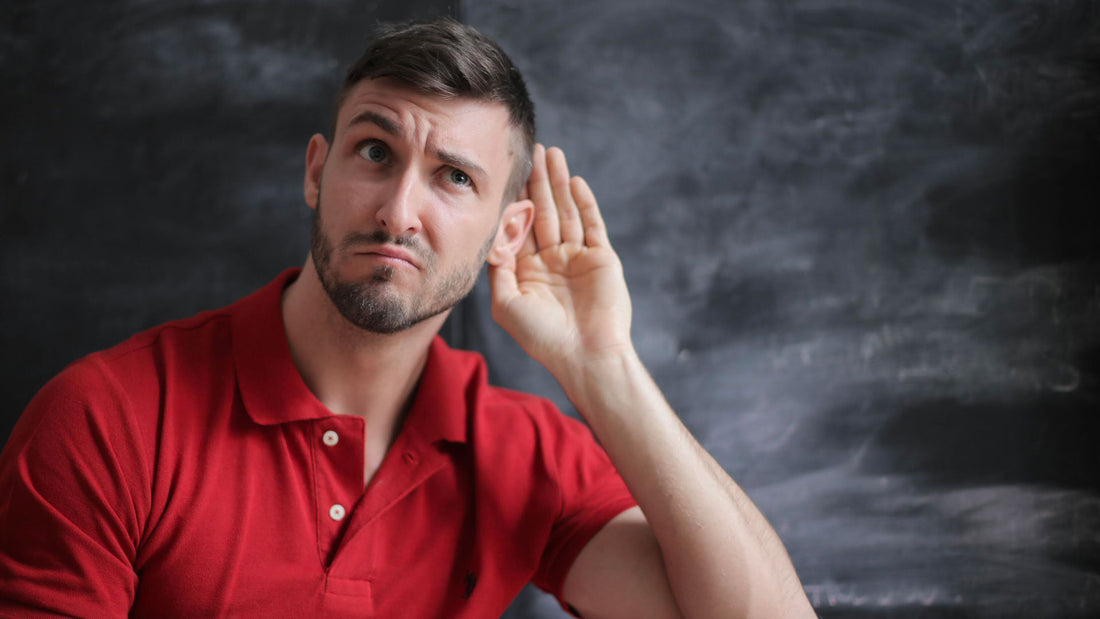Homme qui tient son oreille pour représenter l'écoute des nouvelles utilisations des pellets de bois